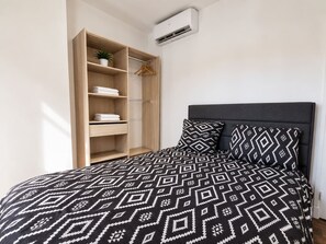 2 bedrooms, iron/ironing board, travel cot, WiFi - Quiet apartment in the city center (Antibes)