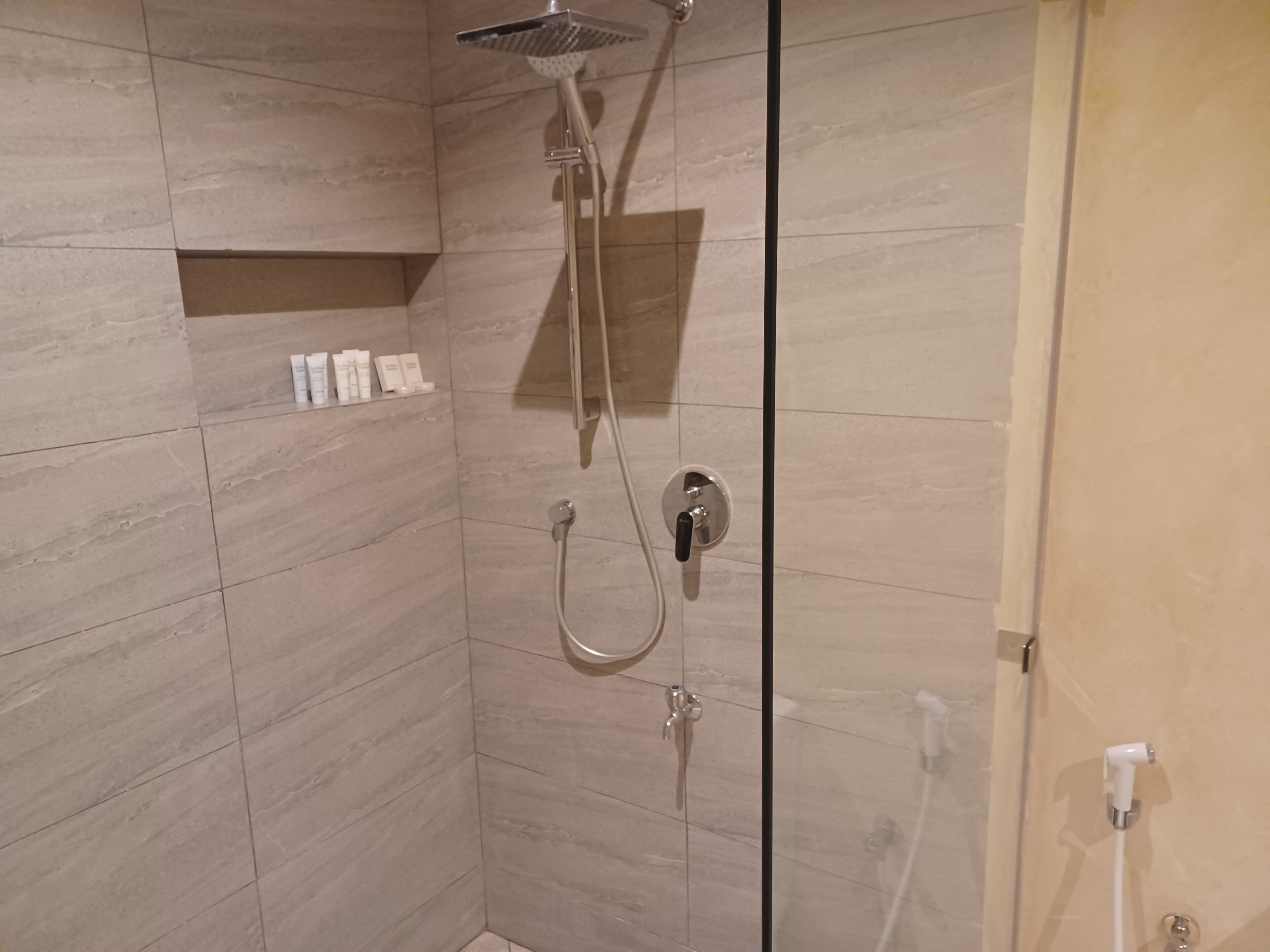 Deluxe-Doppelzimmer, Stadtblick | Badezimmer | Kostenlose Toilettenartikel, Hausschuhe, Handtücher, Seife