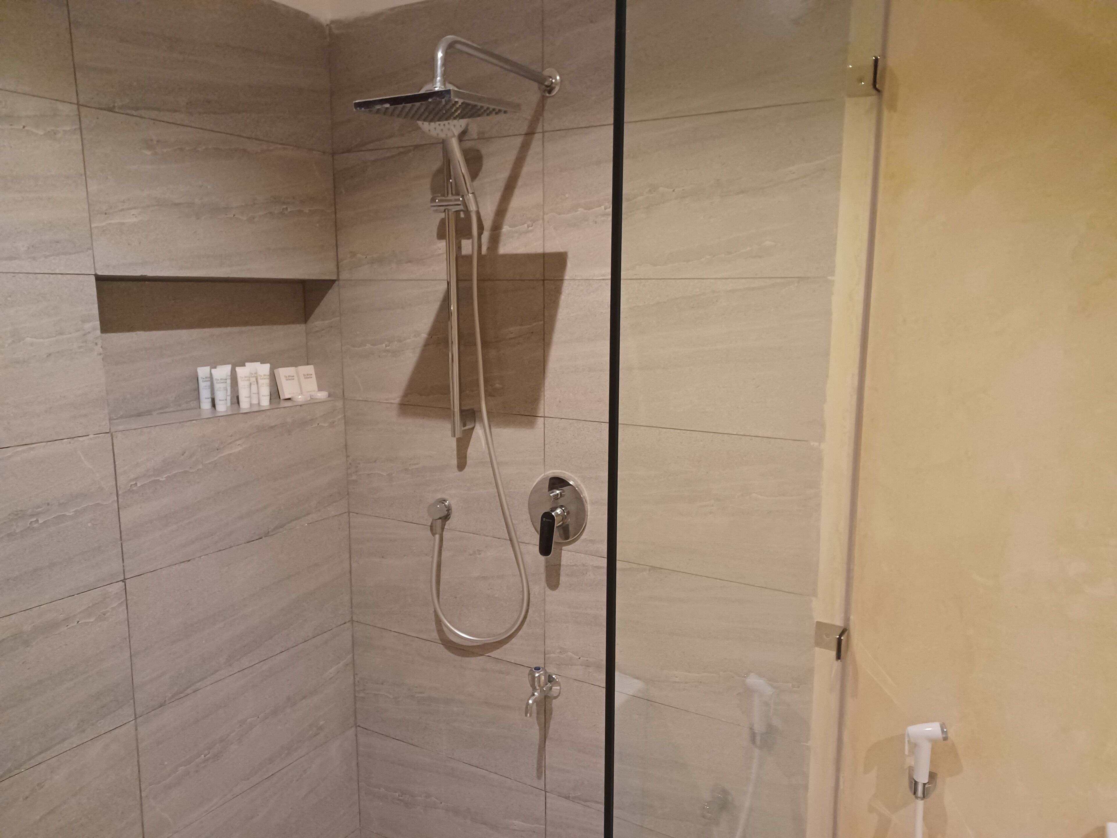 Deluxe tweepersoonskamer, uitzicht op de stad | Badkamer | Gratis toiletartikelen, pantoffels, handdoeken, zeep