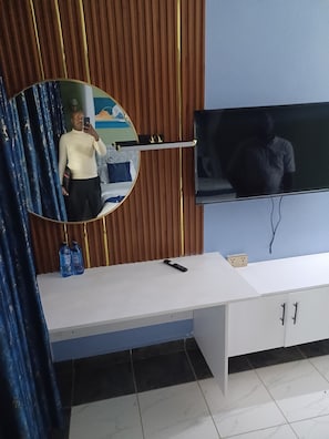 Deluxe Double Room, City View | Televisyen