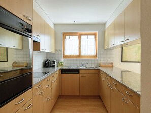 Kjøleskap, mikrobølgeovn, oppvaskmaskin og kjøkkenutstyr