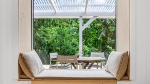 A room with a built-in bench seating area with cushions, a table, and chairs. - "Hejne" - 600m from the sea by Interhome (Glesborg)
