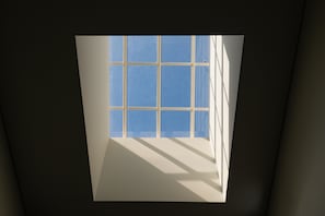 Ein Oberlichtfenster mit Blick auf den Himmel.
