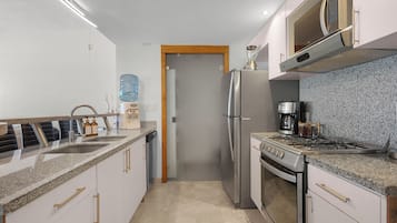 Coffee/tea maker, fridge, microwave, oven