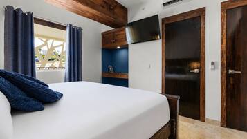 Een bureau, een strijkplank/strijkijzer, gratis wifi, beddengoed