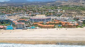 A coastal resort with beachfront properties, a swimming pool, and a beach area. - Vista La Jolla 406B | King Suite Near Costa Azul (San José del Cabo)