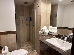 Bathroom - Bright 2-bedroom lock-off condo in Vista La Jolla featuring a fully equipped kitchen, flexible layout, and a prime location just minutes from Costa Azul Beach, restaurants, shopping, and downtown San José del Cabo. (San José del Cabo)