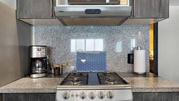 Coffee/tea maker, fridge, microwave, oven