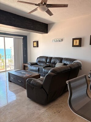 Living area - Bright 2-bedroom lock-off condo in Vista La Jolla featuring a fully equipped kitchen, flexible layout, and a prime location just minutes from Costa Azul Beach, restaurants, shopping, and downtown San José del Cabo. (San José del Cabo)
