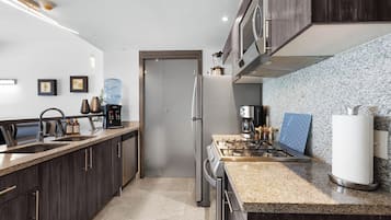 Coffee/tea maker, fridge, microwave, oven