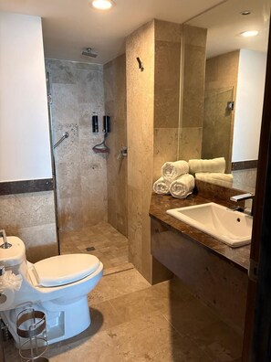 Bathroom - Bright 2-bedroom lock-off condo in Vista La Jolla featuring a fully equipped kitchen, flexible layout, and a prime location just minutes from Costa Azul Beach, restaurants, shopping, and downtown San José del Cabo. (San José del Cabo)