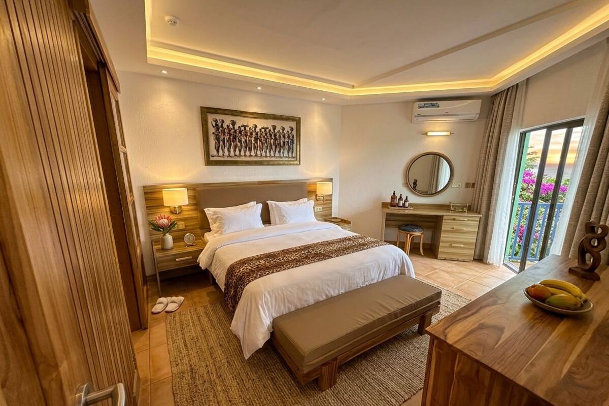Suite Deluxe, vista al mar | Caja de seguridad en la habitación y escritorio 