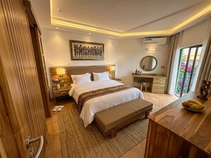 Suite Deluxe, vista al mar | Caja de seguridad en la habitación y escritorio 