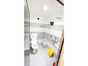 Quarto casal | Banheiro | Chuveiro, chinelos, sabonete, shampoo