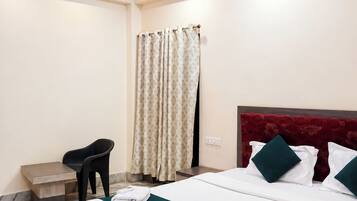 Hypo-allergenic bedding, desk, soundproofing, free WiFi