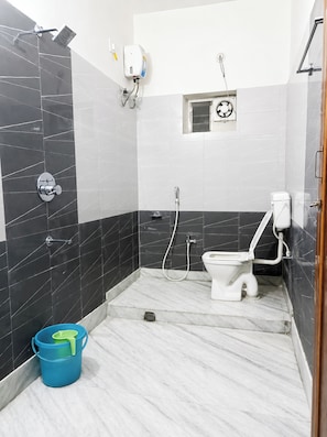 Buồng tắm vòi sen, vòi sen phun mưa, dép đi trong nhà, khăn tắm 