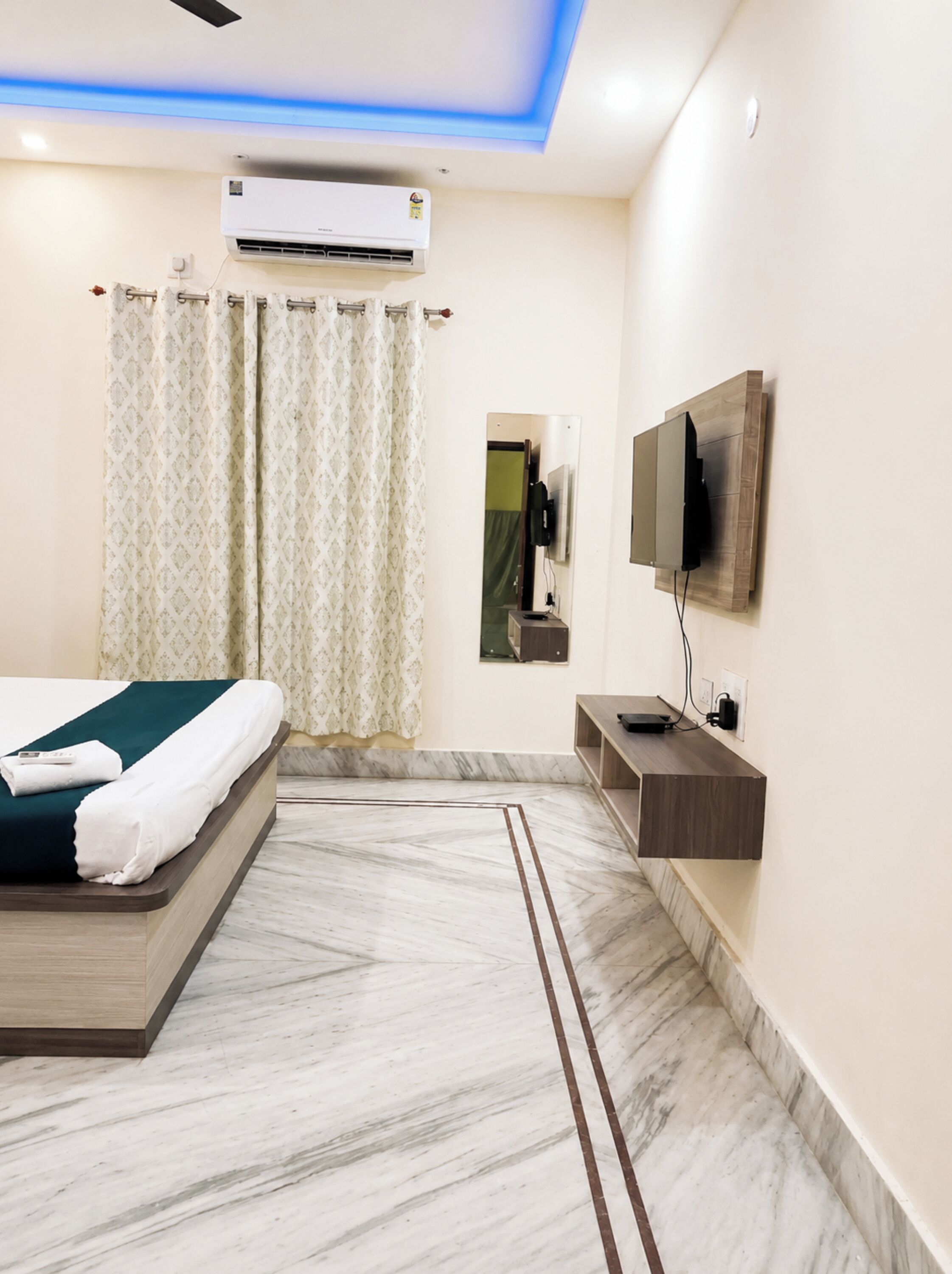 Deluxe Double Room, Multiple Beds, Air conditioning | Hypo-allergenic bedding, desk, soundproofing, free WiFi