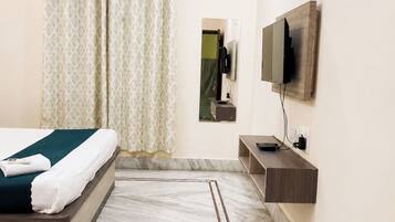 Deluxe Double Room, Multiple Beds, Air conditioning | Hypo-allergenic bedding, desk, soundproofing, free WiFi