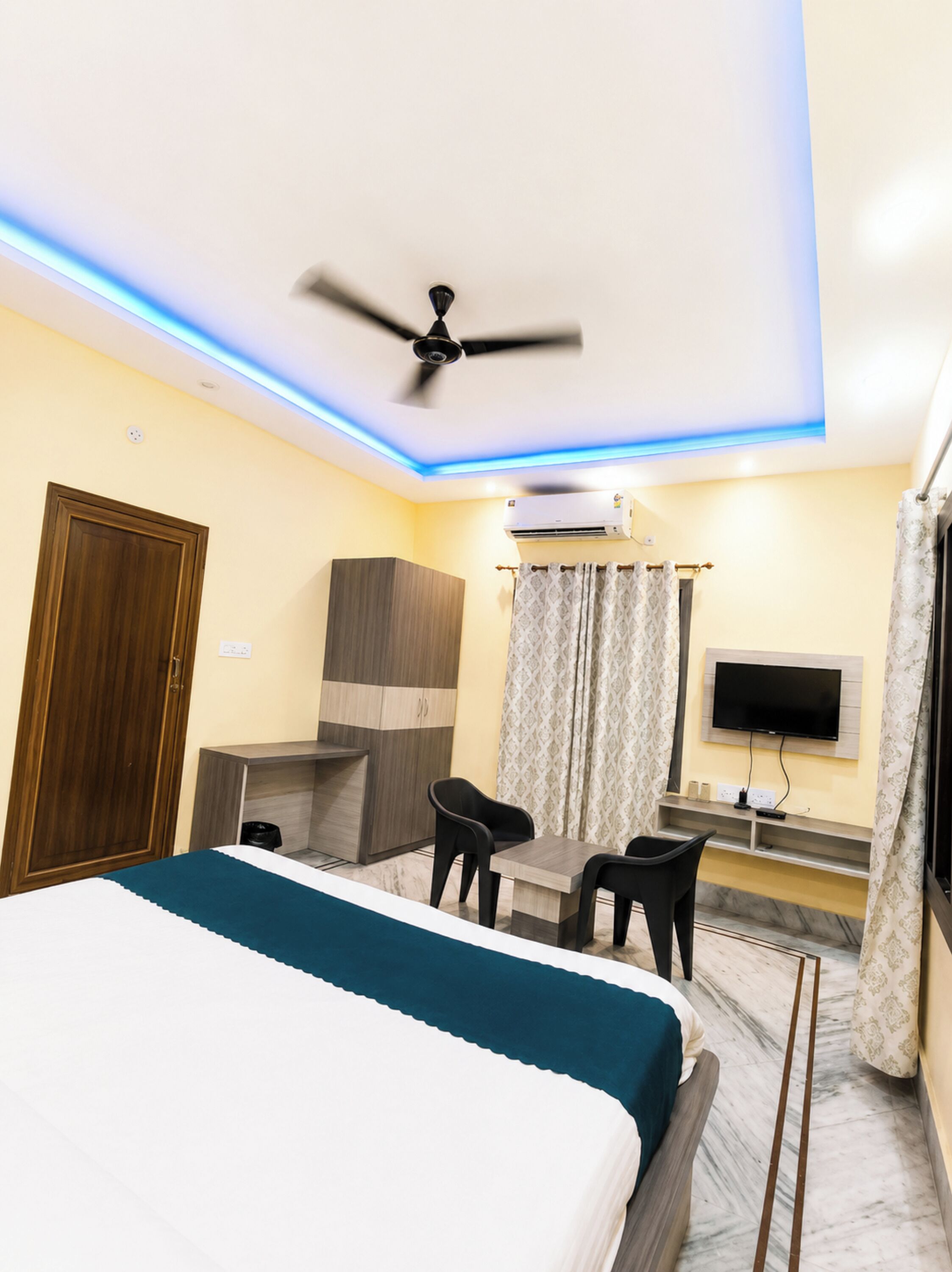 Hypo-allergenic bedding, desk, soundproofing, free WiFi