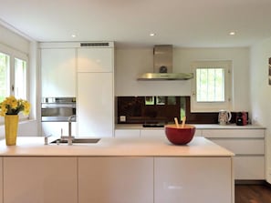 Fridge, dishwasher, cookware/dishes/utensils - Hölzerhütte Appartement/Fewo, Dusche oder Bad, WC, 5-Bettwohnung Ferienwohnung i by Interhome (Arosa)