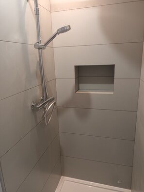 Shower, hair dryer, towels, soap - Vrbo Property (Lecelles)