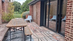 Outdoor dining - Vrbo Property (Lecelles)