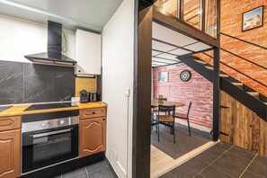 Apartment | Eigene Küche | Wasserkocher mit Kaffee-/Teezubehör, Kühlschrank, Mikrowelle, Ofen