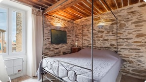 3 bedrooms, WiFi, bed sheets - Spacious Provençal house in the heart of a beautiful village; pets allowed (La Garde-Freinet)