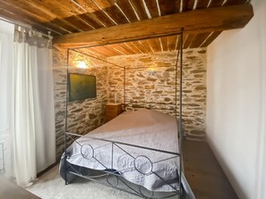 WiFi, bed sheets - Spacious Provençal house in the heart of a beautiful village; pets allowed (La Garde-Freinet)
