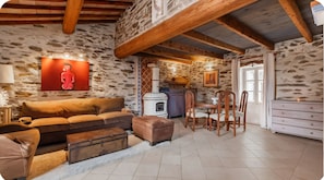 Living area - Spacious Provençal house in the heart of a beautiful village; pets allowed (La Garde-Freinet)