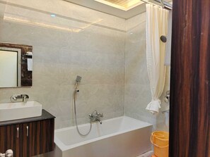 Serviettes fournies, savon, shampooing, papier de toilette