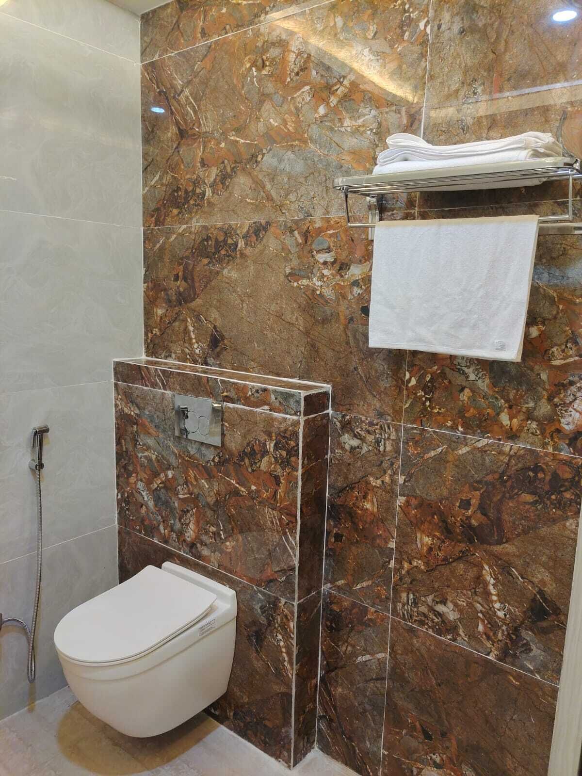 Chambre Exécutive, vue ville | Salle de bain | Serviettes fournies, savon, shampoing, papier toilette