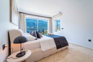 4 bedrooms, iron/ironing board, internet, bed sheets