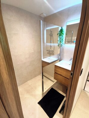 Bathroom - Vrbo Property (Aix-les-Bains)