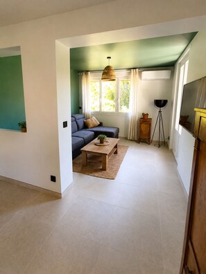 Living area - Vrbo Property (Aix-les-Bains)
