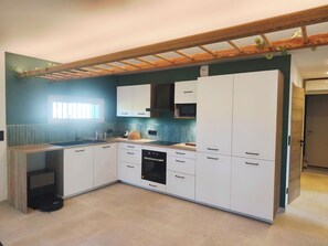 Private kitchen - Elegant suite near Lake Bourget, sleeps 6, 8-minute walk from the lake, garden, and parking (Aix-les-Bains)