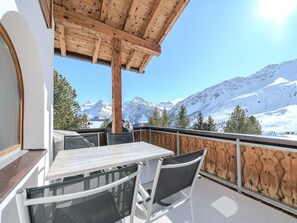 Outdoor dining - Chalet Marmotta 2 by Arosa Vacations Ferienhaus, Dusche und Bad, WC, 3 Schlafräu by Interhome (Arosa)