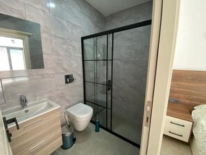 Camera Superior con letto matrimoniale o 2 letti singoli, vista cortile | Bagno | Doccia, asciugamani, sapone, shampoo