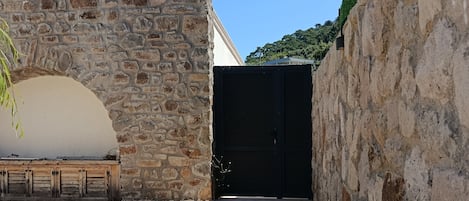 Superior Double or Twin Room, Courtyard View | Property grounds