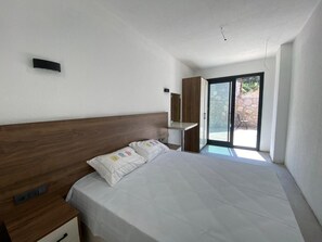Camera Superior con letto matrimoniale o 2 letti singoli, vista cortile | Postazione laptop, Wi-Fi gratuito