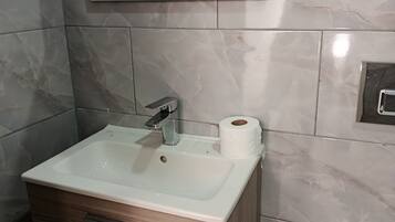 Superior Double or Twin Room, Courtyard View | Bathroom