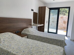 Camera Superior con letto matrimoniale o 2 letti singoli, vista cortile | Postazione laptop, Wi-Fi gratuito