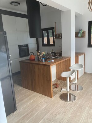 Private kitchen - Villa "Tην αιώνια φωτιά" with a private pool and hot tub near the sea (Agia Fotia)