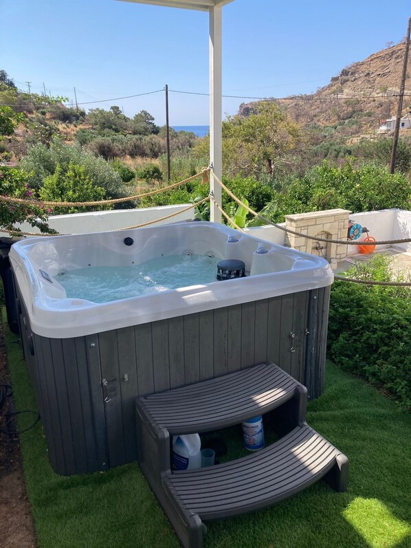 Outdoor spa tub - Villa "Tην αιώνια φωτιά" with a private pool and hot tub near the sea (Agia Fotia)