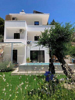 Exterior - Villa "Tην αιώνια φωτιά" with a private pool and hot tub near the sea (Agia Fotia)