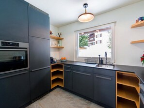 Kühlschrank, Geschirrspüler, Kochgeschirr/Geschirr/Besteck