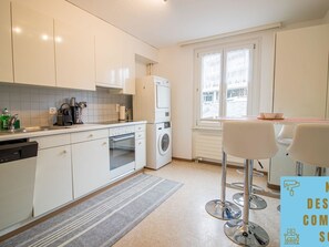Fridge, oven, dishwasher, cookware/dishes/utensils - Hermann 1 by Arosa Holiday Appartement/Fewo, Bad, WC, 8-Bettwohnung Hermann 1 by Interhome (Arosa)