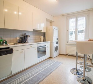 Kühlschrank, Ofen, Geschirrspüler, Kochgeschirr/Geschirr/Besteck