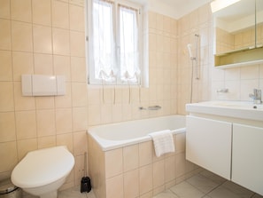 Towels - Hermann 1 by Arosa Holiday Appartement/Fewo, Bad, WC, 8-Bettwohnung Hermann 1 by Interhome (Arosa)