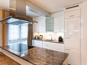 Kühlschrank, Geschirrspüler, Kochgeschirr/Geschirr/Besteck